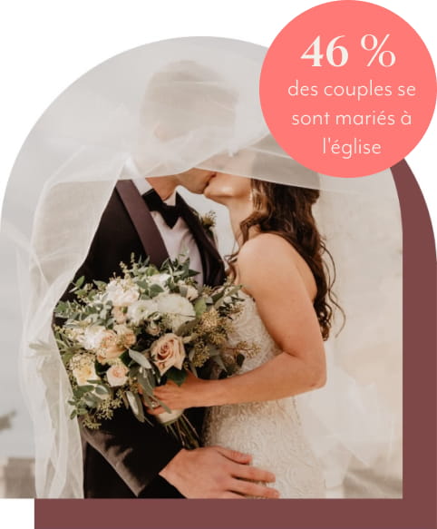 Un couple marié s’embrasse