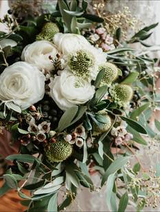 Bouquet de mariée blanc et vert au style naturel et aérien