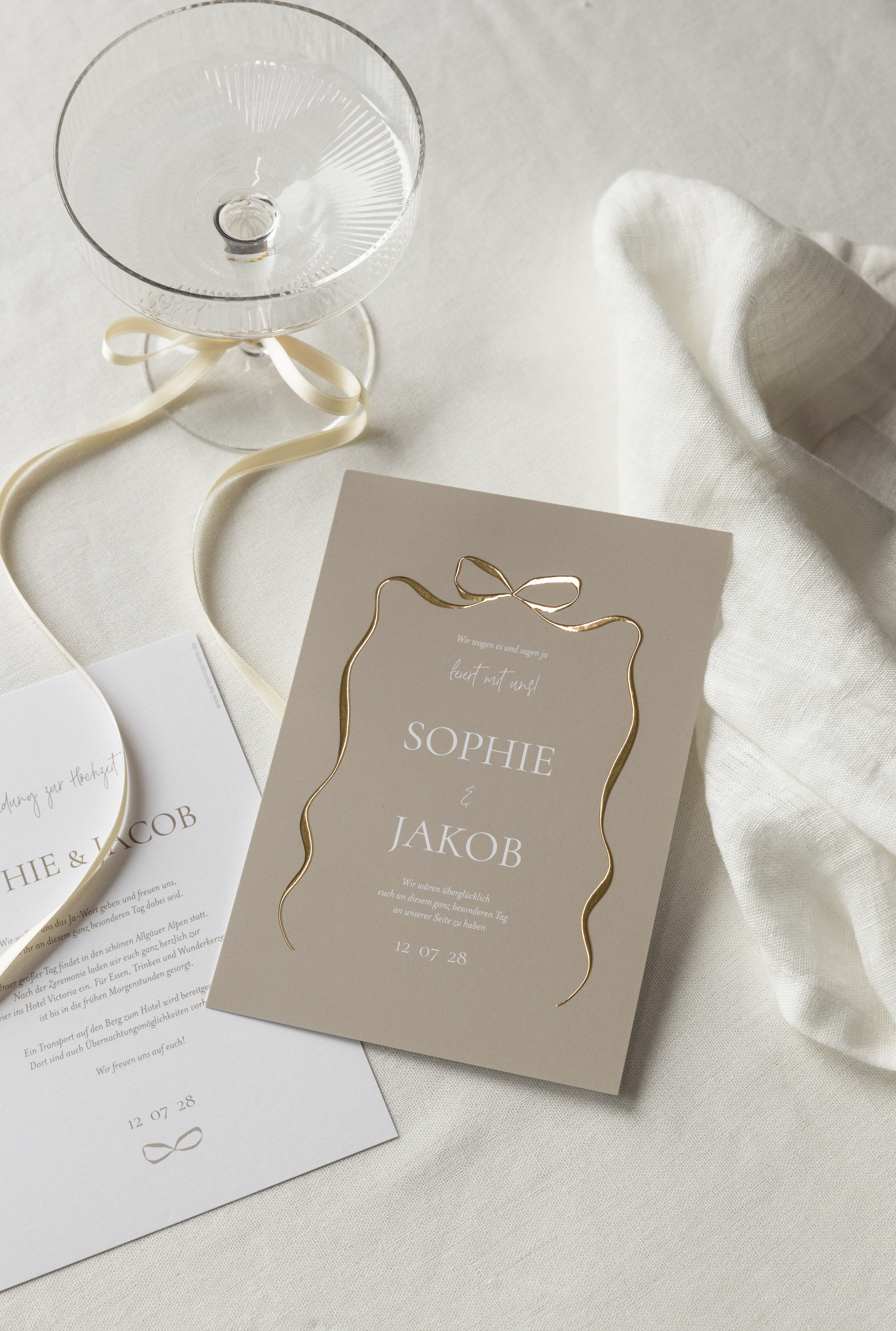 Faire-part de mariage Mocha Mousse avec motif de nœud sublimé par une dorure dorée
