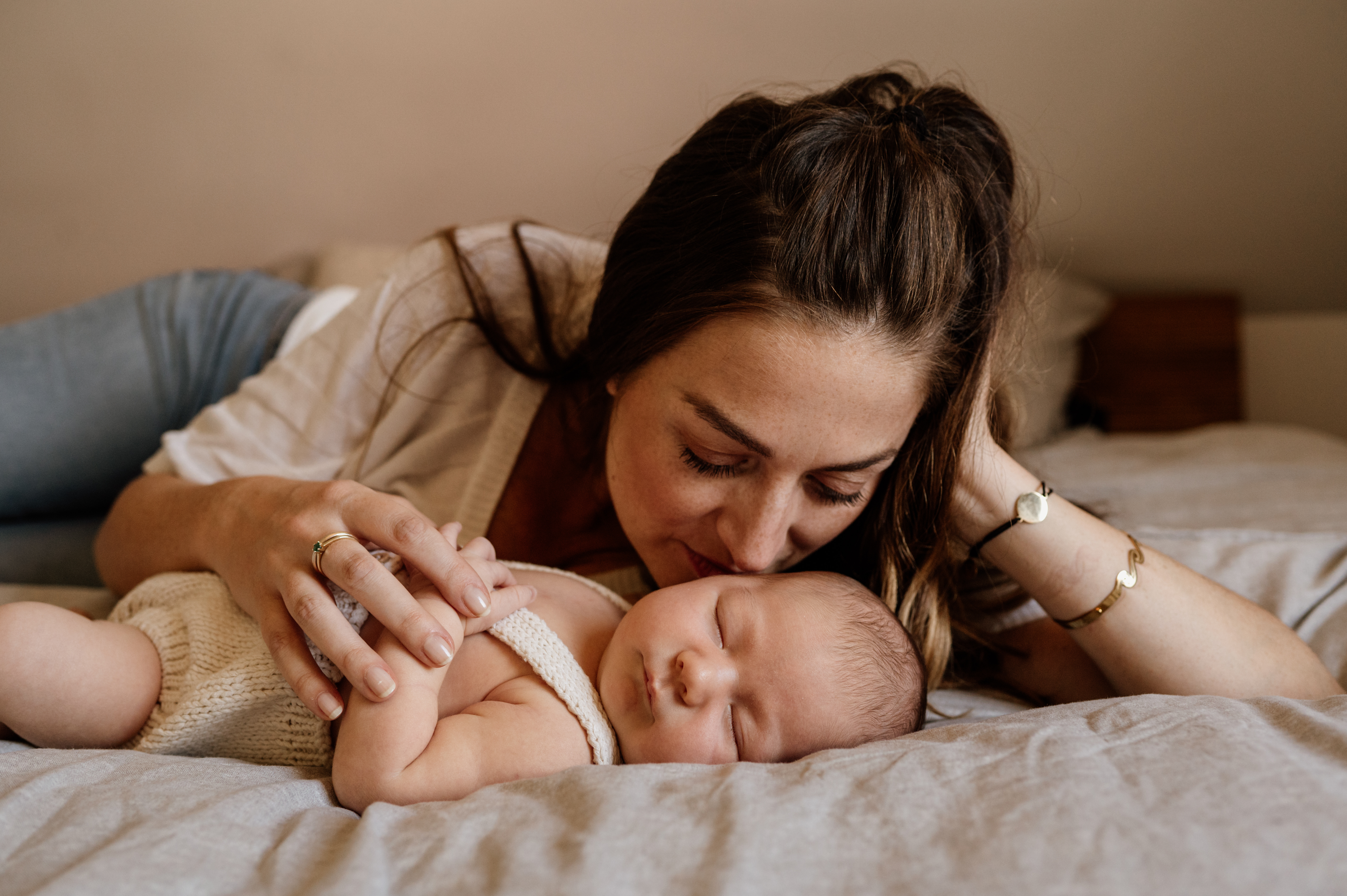 câlins maman et bébé pendant le post-partum