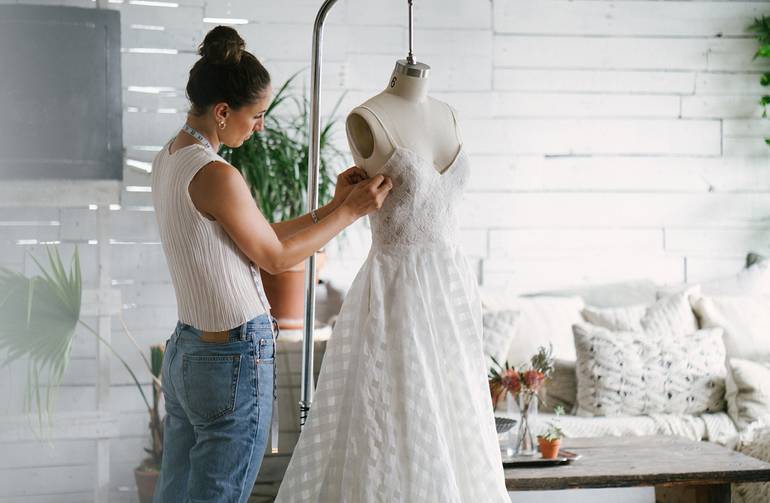 Dépenses cachées : retouche robe de mariée