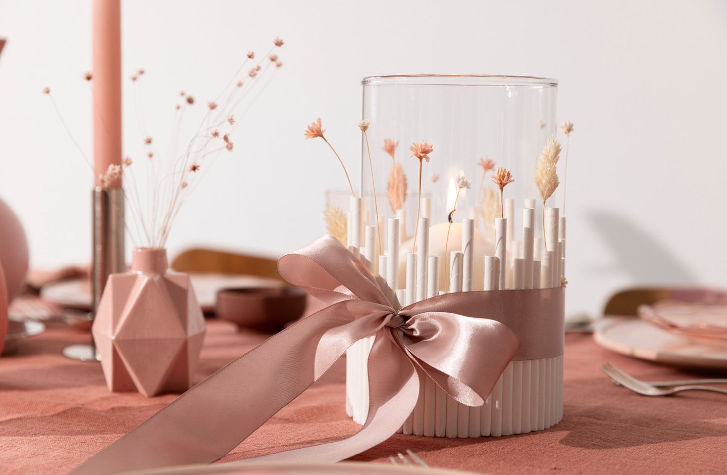 Photophore décoré d’un ruban de satin rose poudré