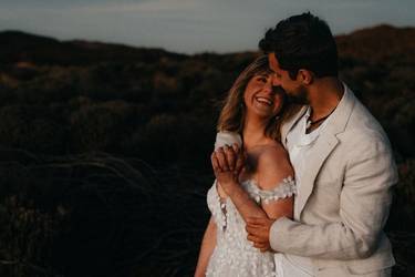 Jeune couple de mariés heureux en tenue de mariage dans la nature