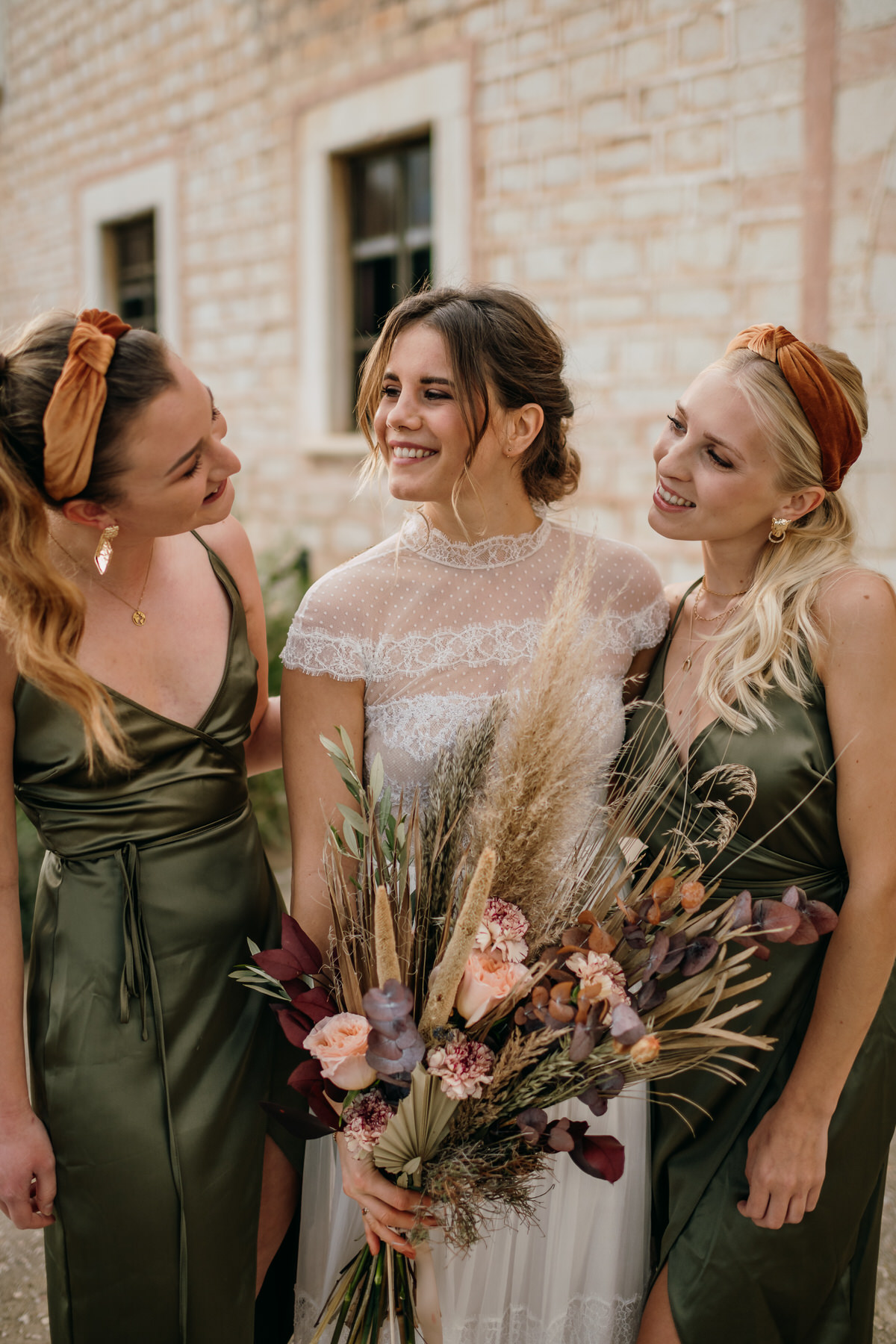 Une mariée et ses demoiselles d'honneur en robes vertes pour un mariage champêtre