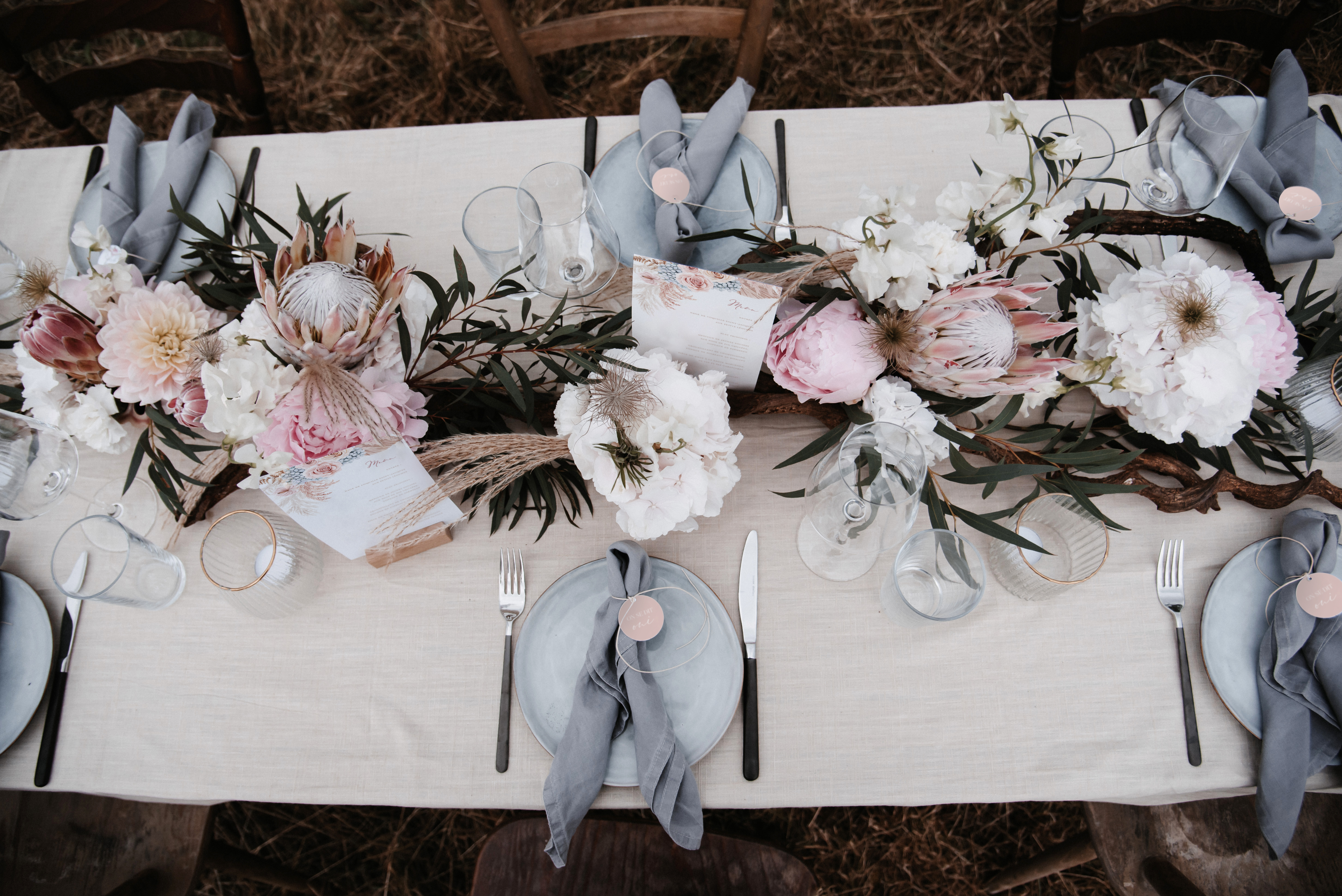 La nappe en lin met les fleurs et la papeterie en valeur.