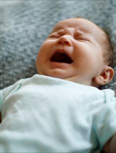 Bébé qui pleure beaucoup : conseils pour les jeunes parents d'un Bébé aux besoins intenses