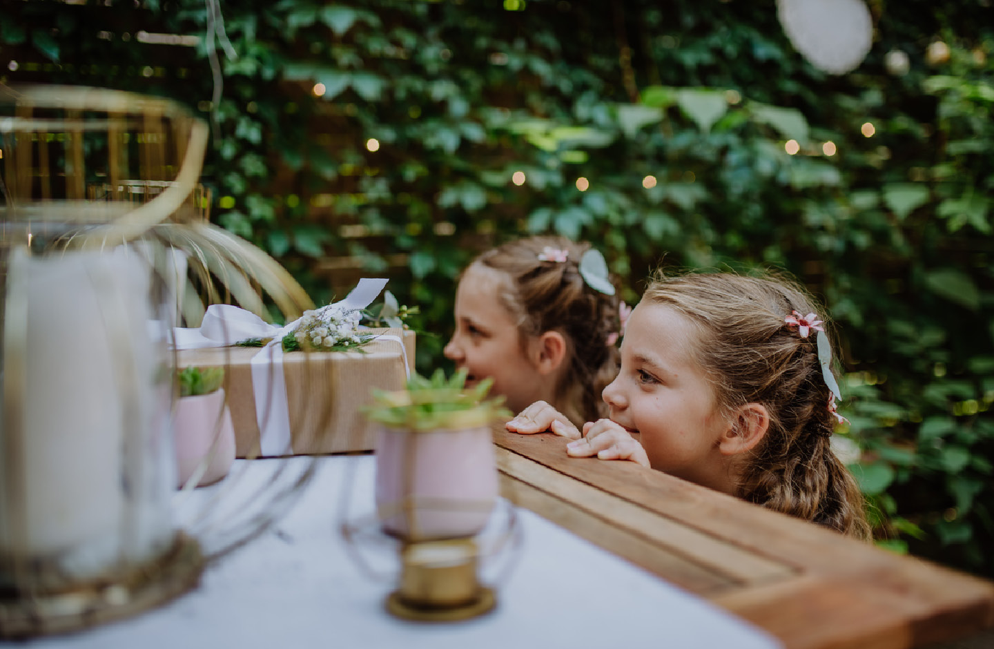 Deux petites filles souriantes à la table de mariage.