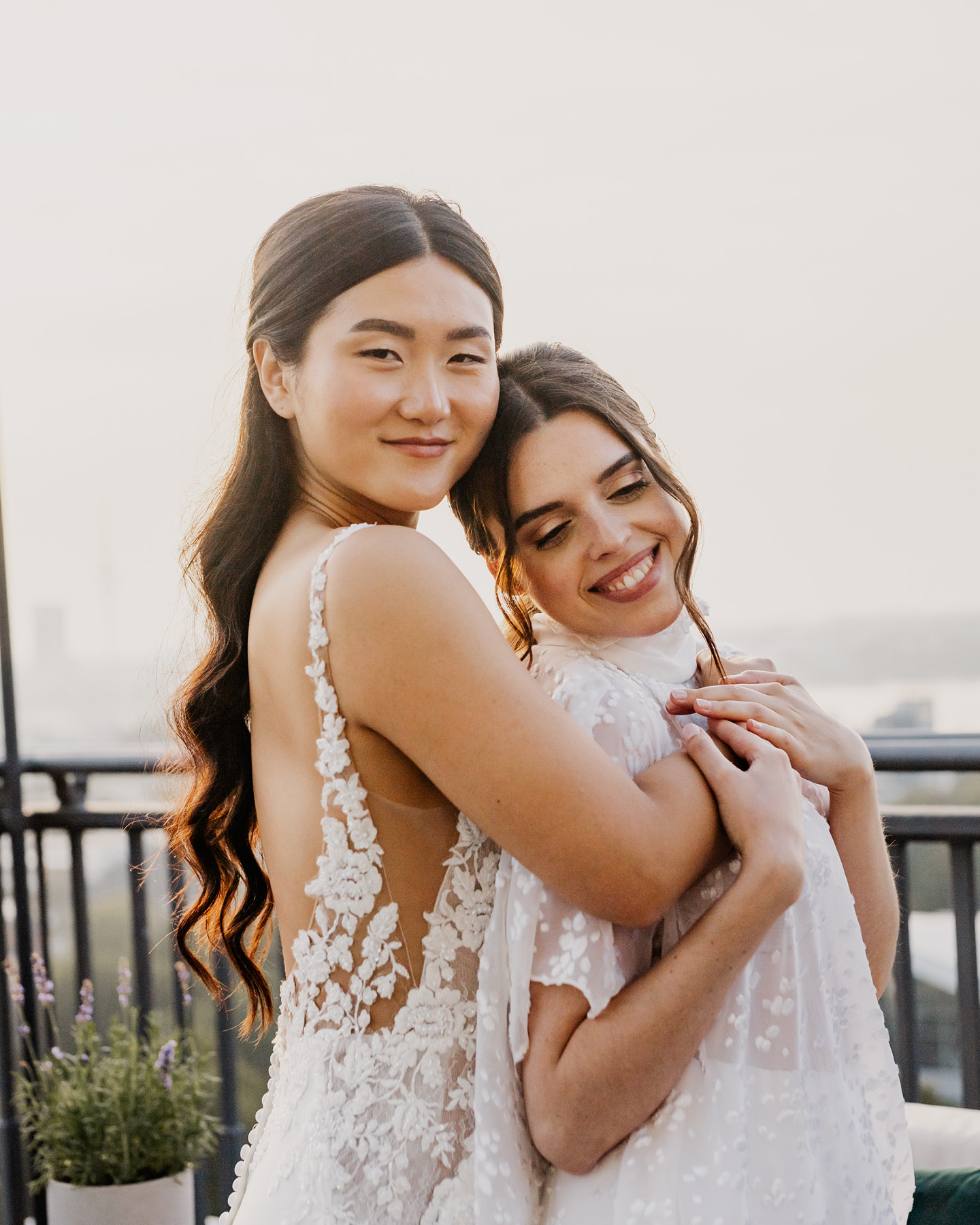 Couple de mariées amoureuses sur une terrasse en rooftop.