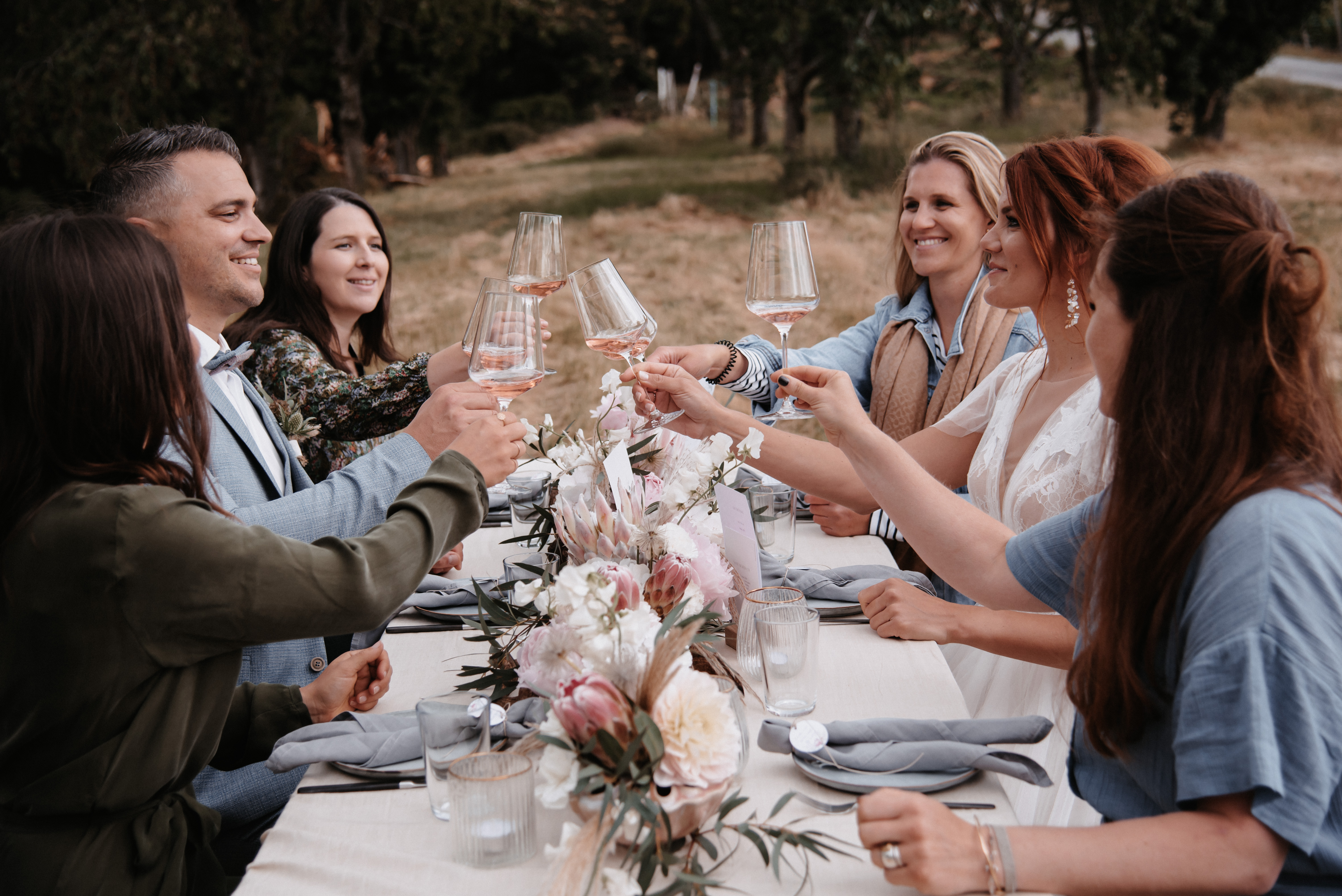 Les mariés trinquent avec leurs invités à la table de mariage