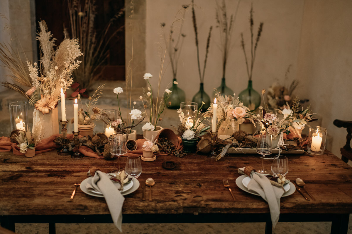 Une jolie table de mariage à la décoration champêtre
