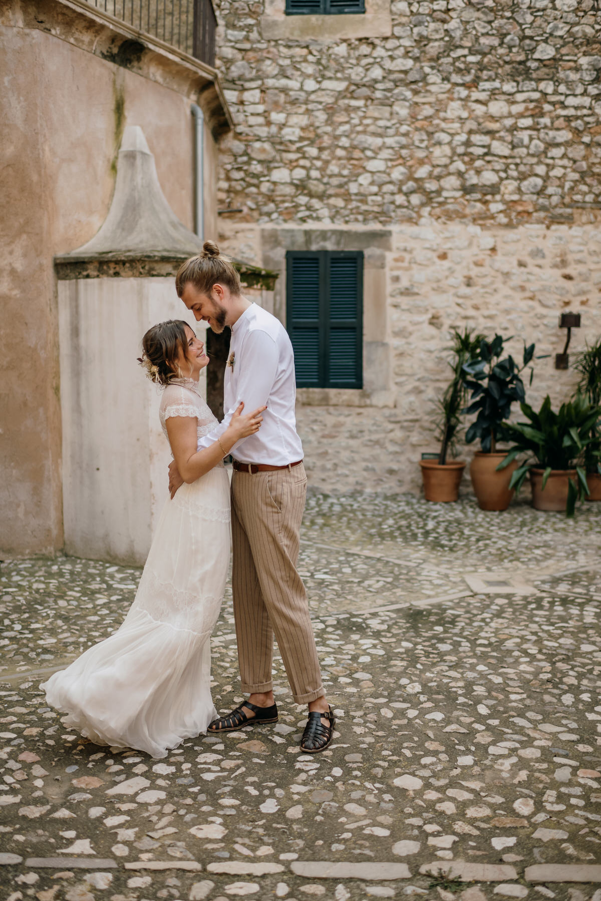 Couple dansant lors d'un mariage champêtre