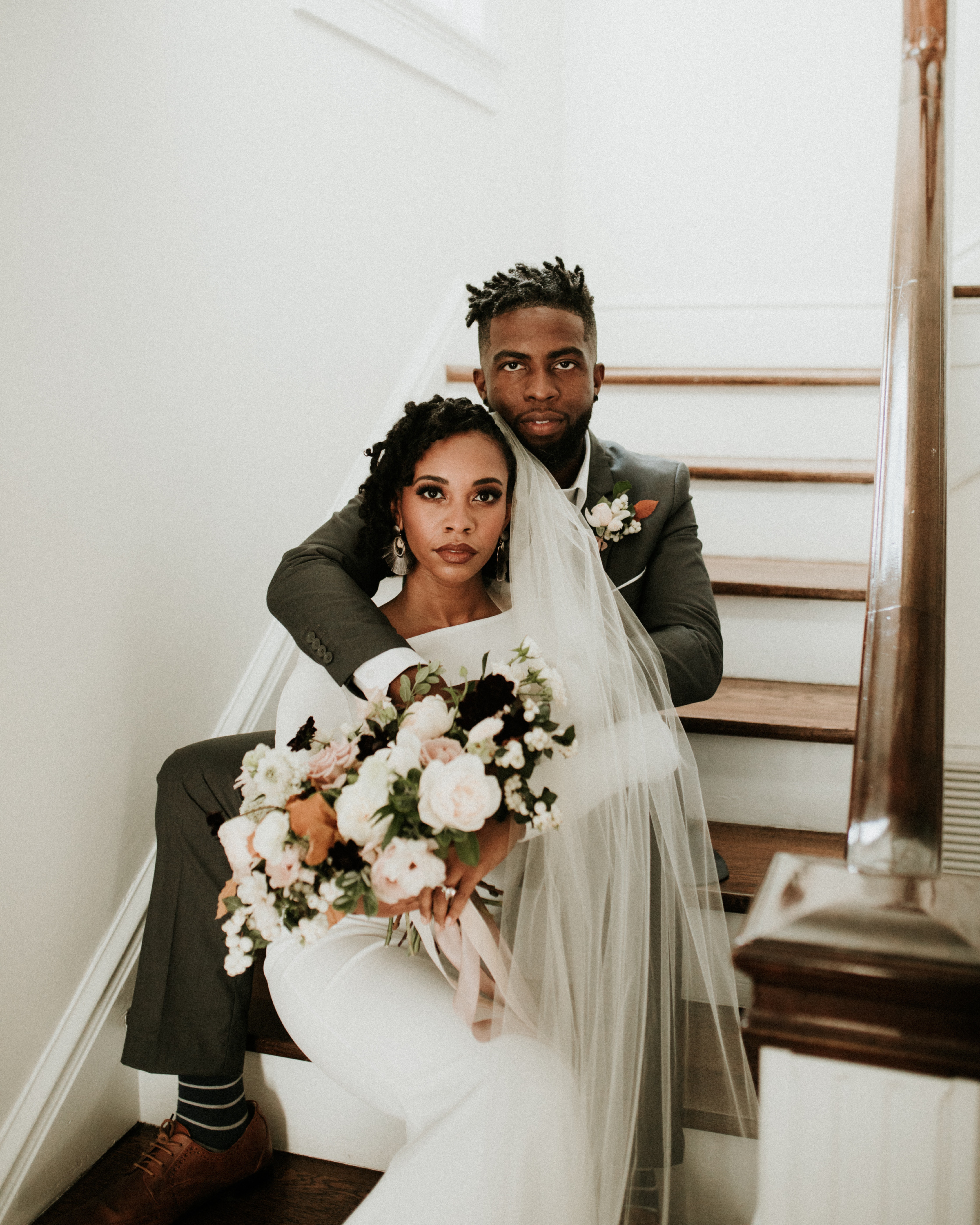 tenue et bouquet des mariés minimalistes et élégants