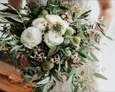Bouquet de mariée blanc et vert au style naturel et aérien