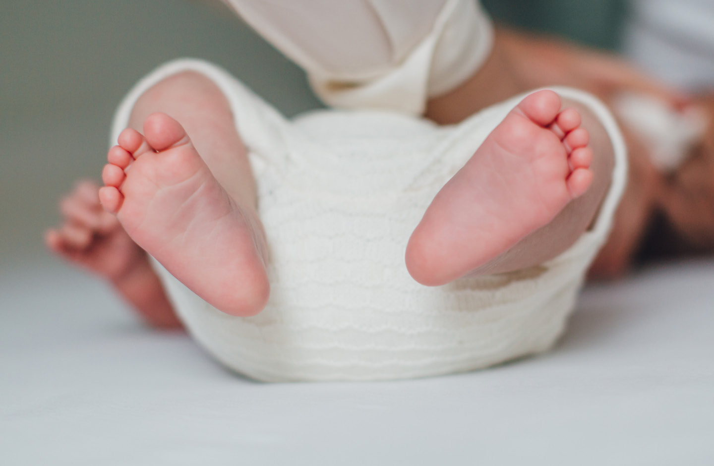 Bébé allongé sur le dos, petits pieds tout mignons