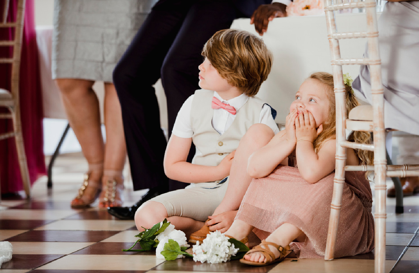 Deux enfants assis par terre lors d’un mariage.