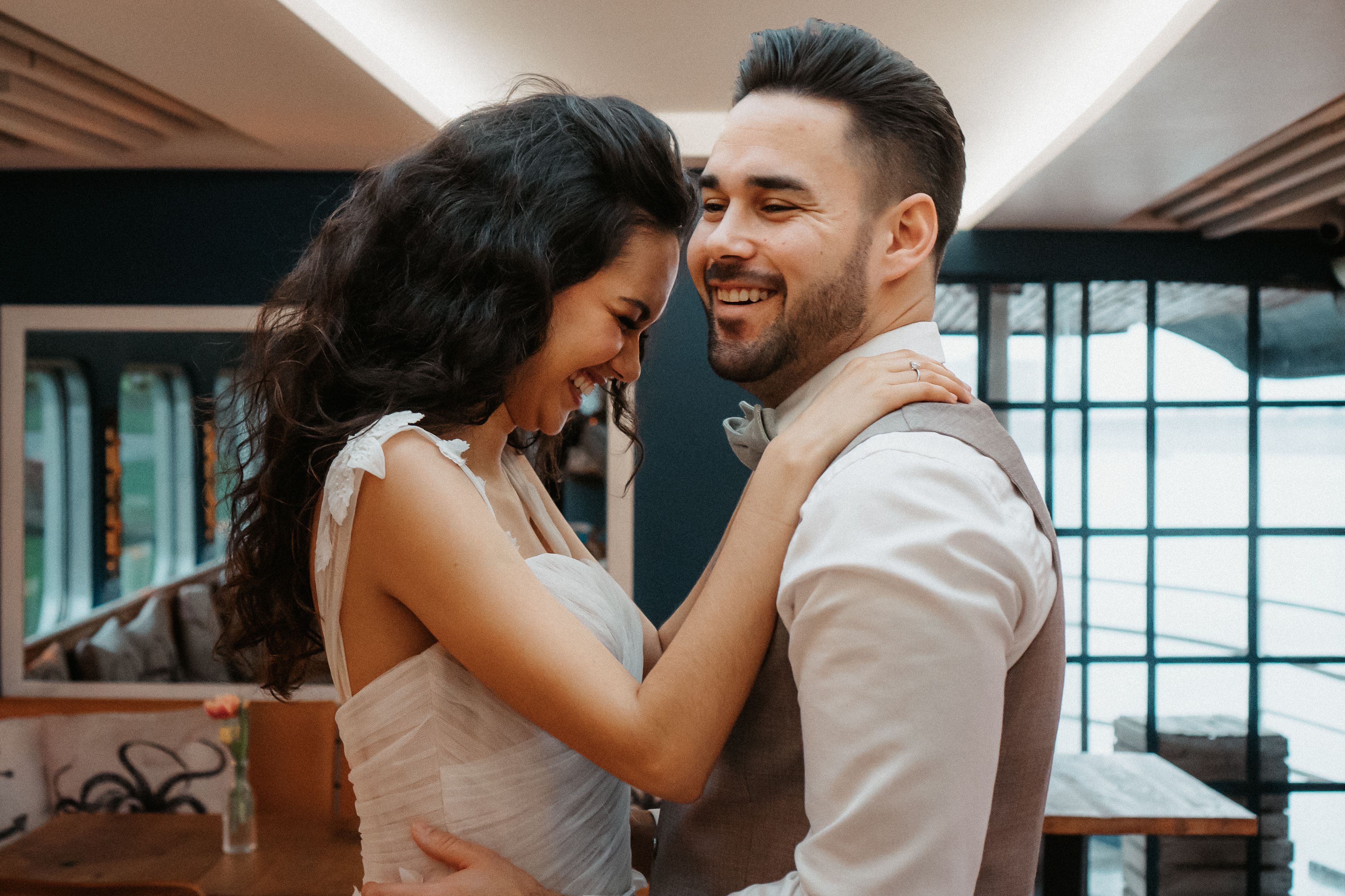 couple mariage boho sur un bateau