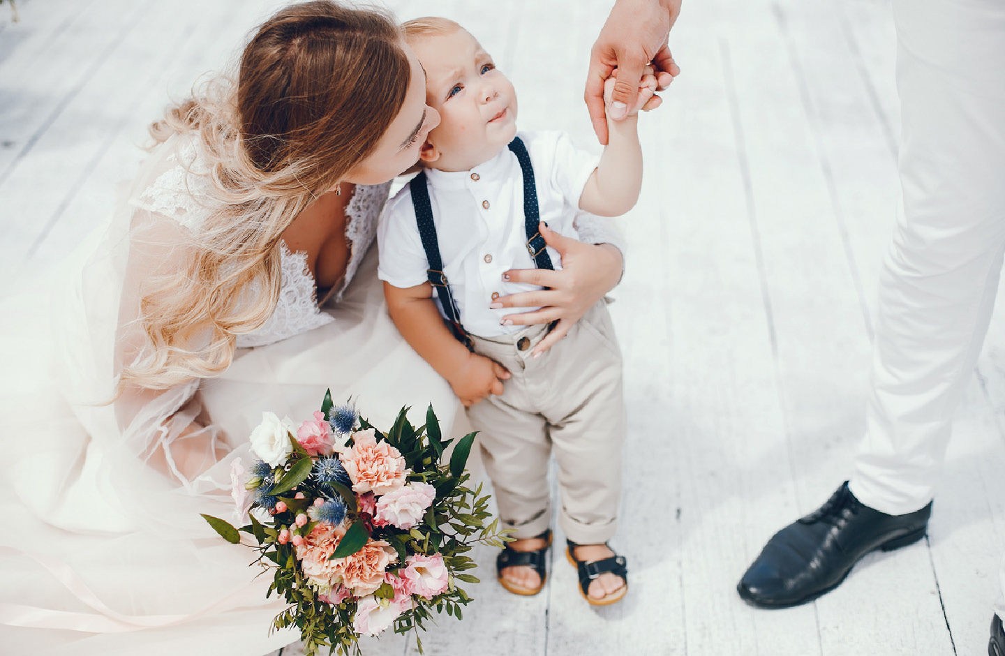 Jeune mariés avec leur petit garçon le jour de leur mariage.
