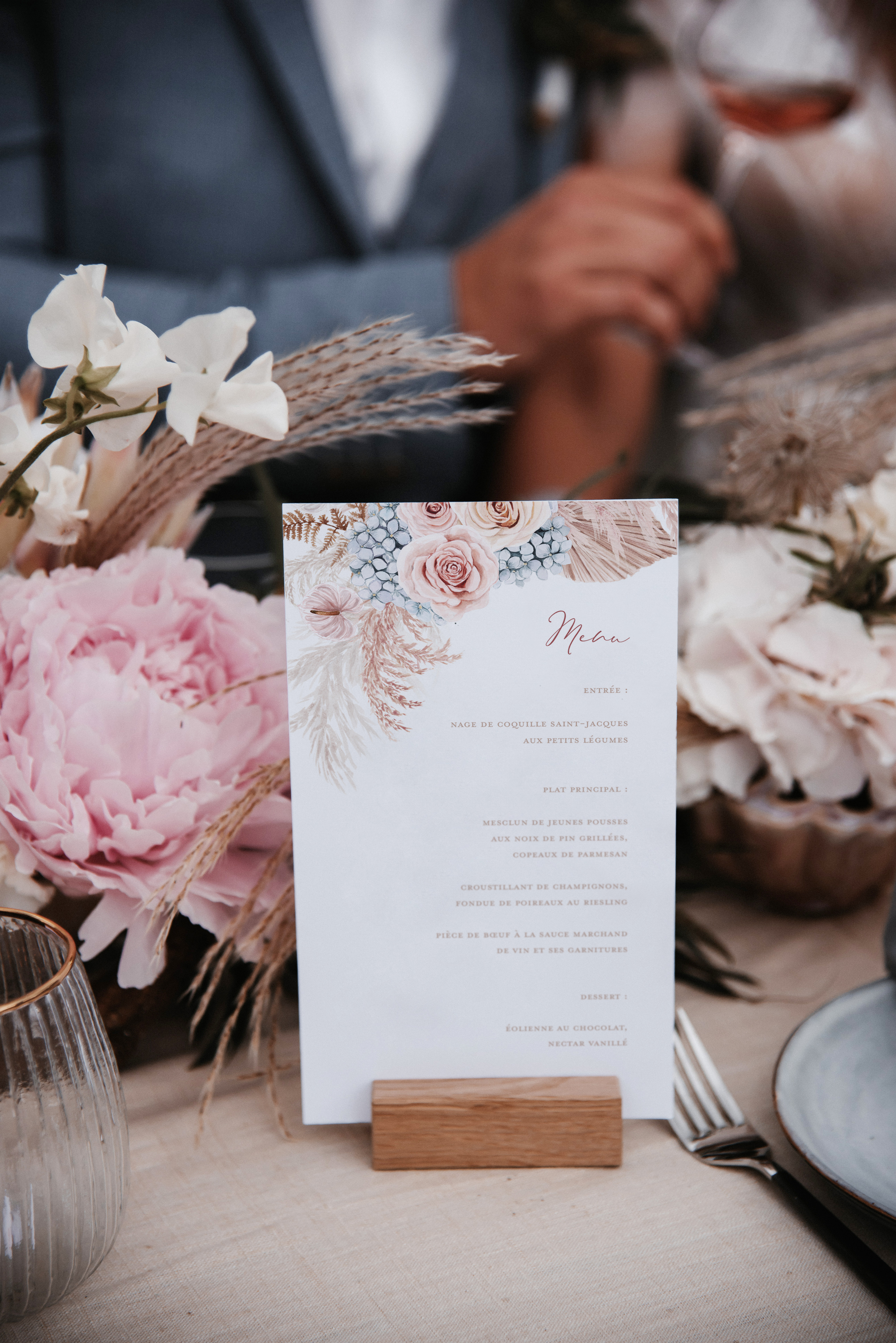 Les socles en bois rustiques conviennent parfaitement au repas de mariage bohème