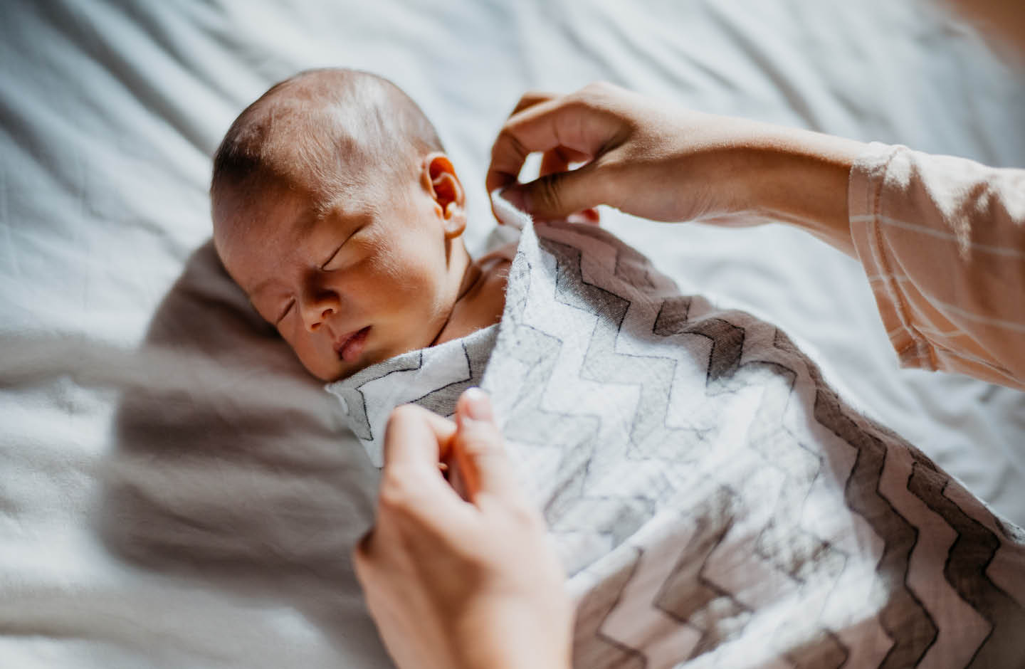 Emmailloter et porter son bébé aux besoins intenses