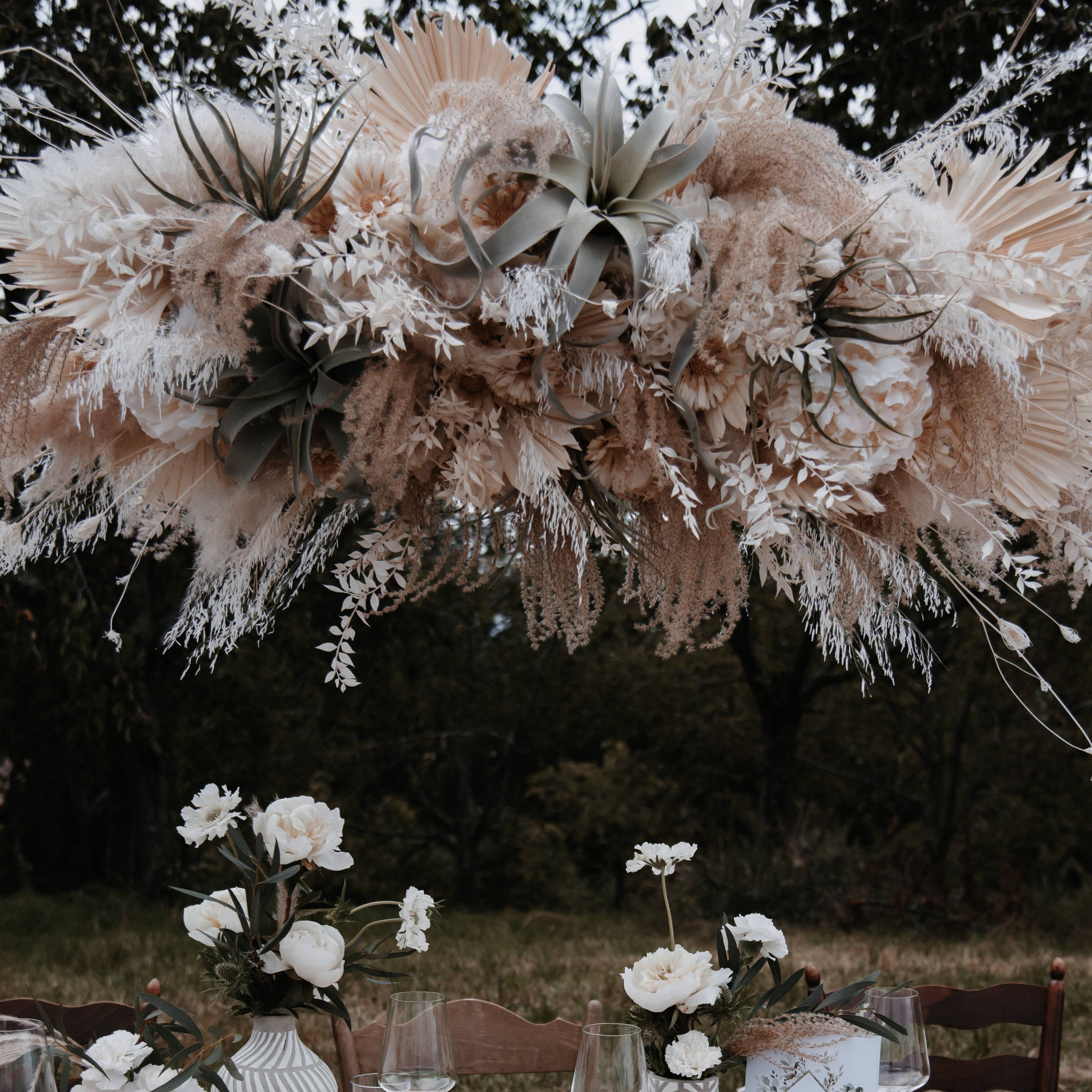 Décoration de mariage avec des herbes de pampa