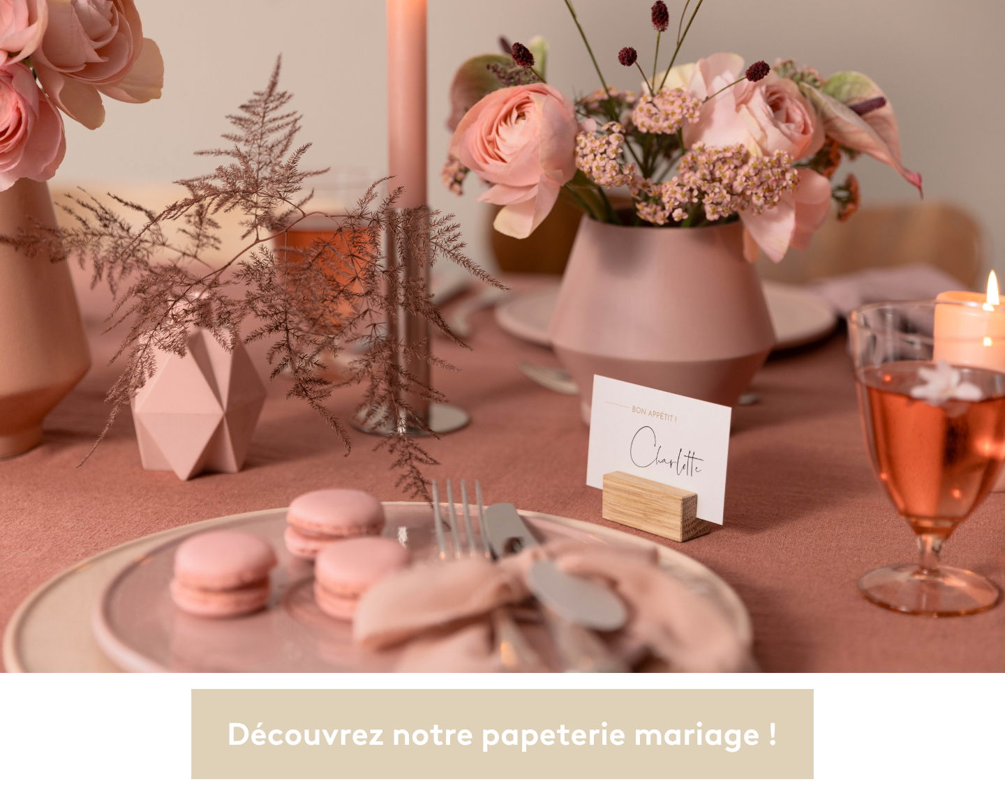 Papeterie de mariage joliment mise en scène sur une table de réception élégamment décorée.